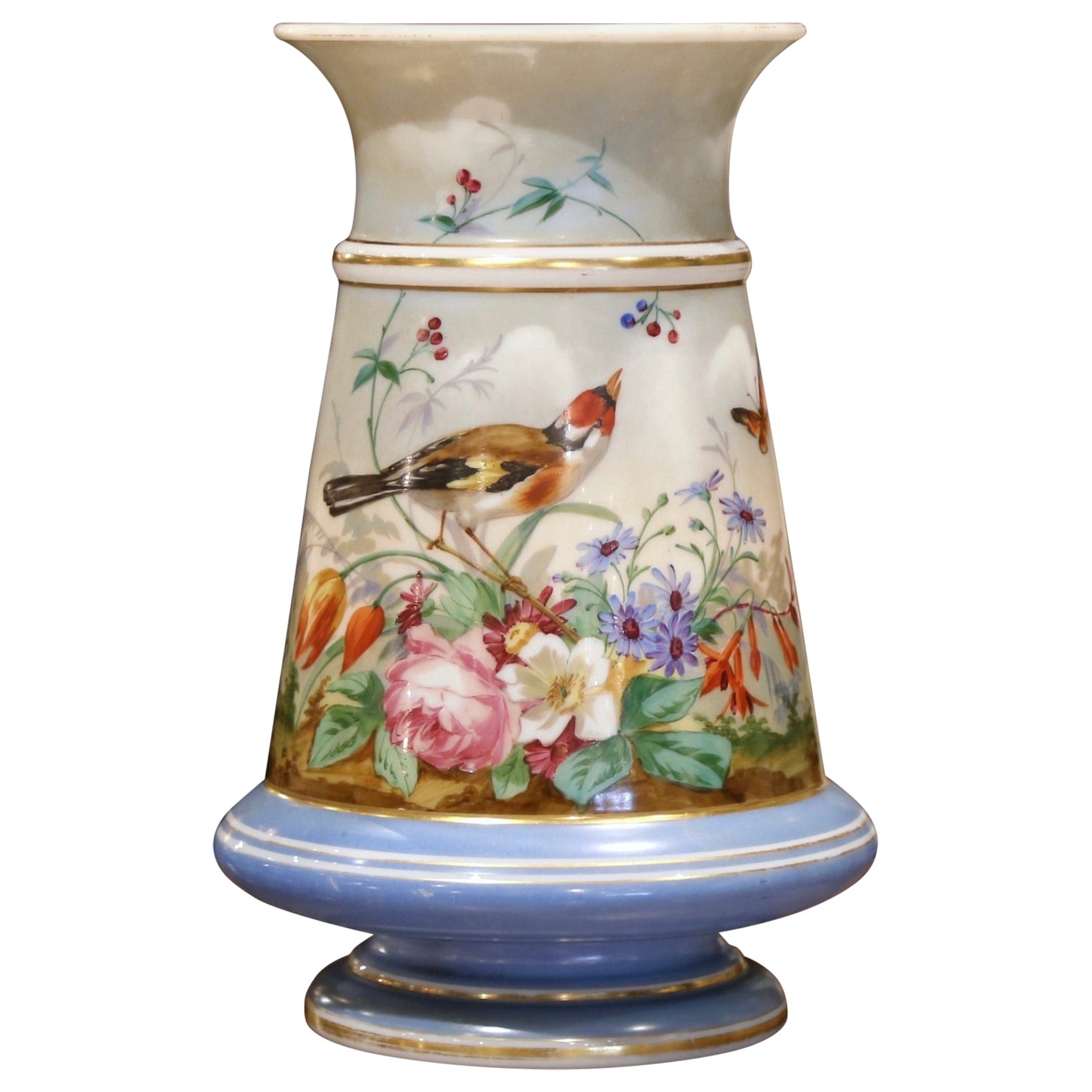 Vase français du 19ème siècle en porcelaine peinte style Napoléon III avec oiseau et papillon en vente