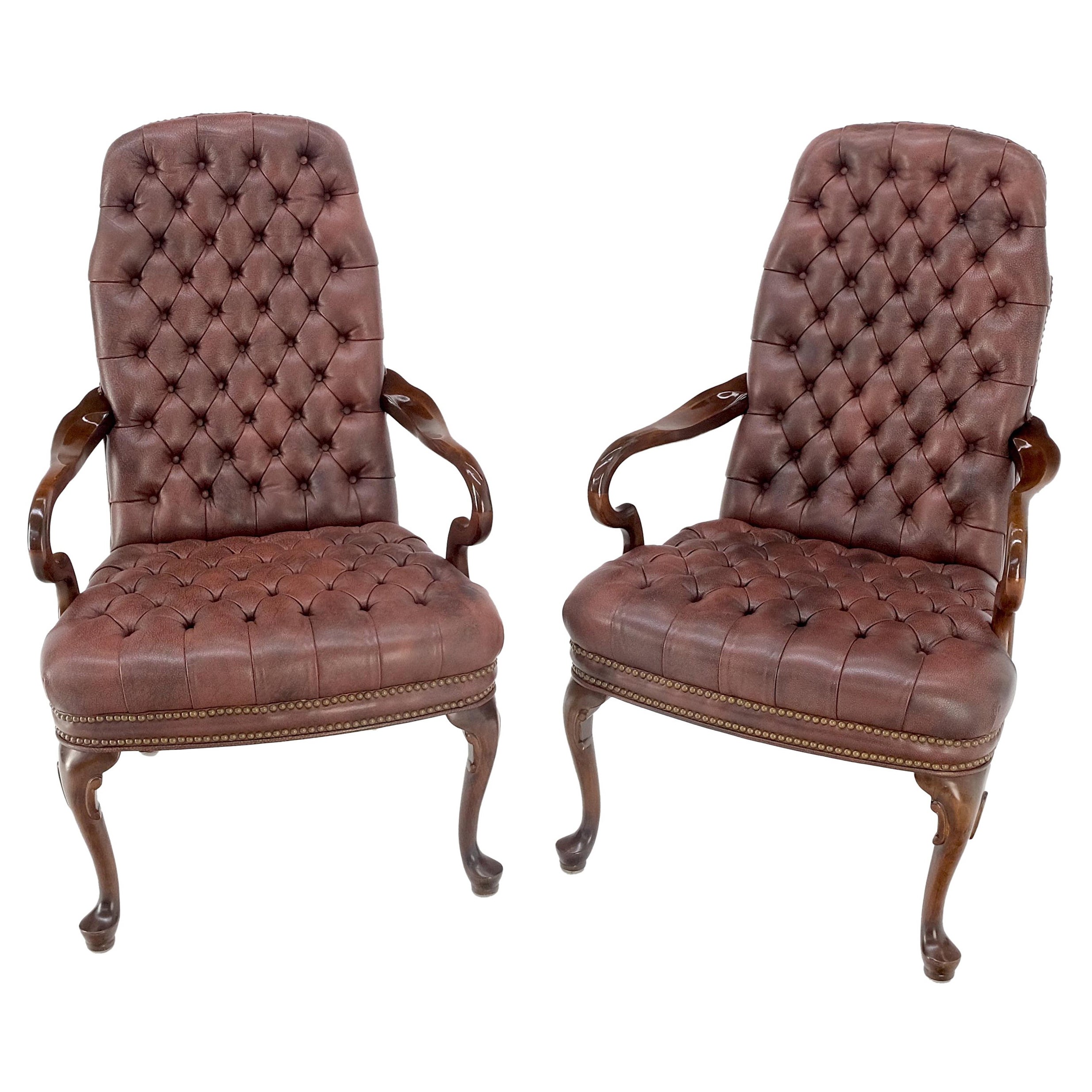 Paire de fauteuils Queen Anne en cuir bourgogne capitonné et noyer MINT