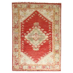 Tapis d'Oushak ancien en angora rouge