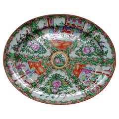 Grand plateau en porcelaine chinois à médaillon de rose, Ric 059