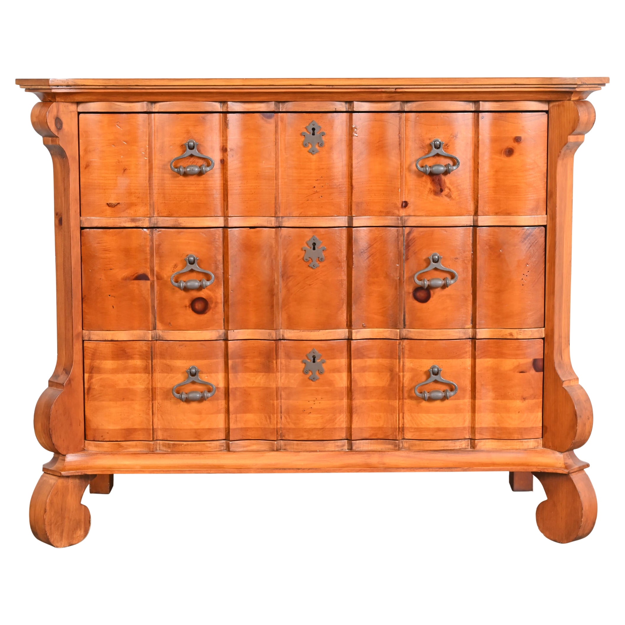 Romweber commode ou coffre à tiroirs baroque espagnol en pin sculpté en vente