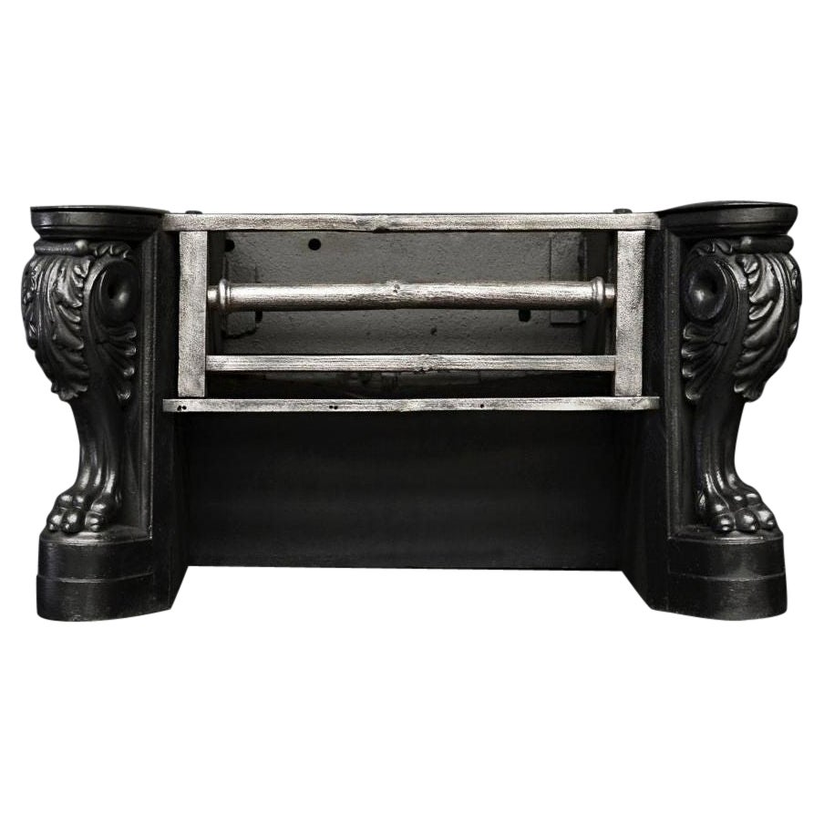 Une grille de cheminée en fonte avec pieds de lion en vente