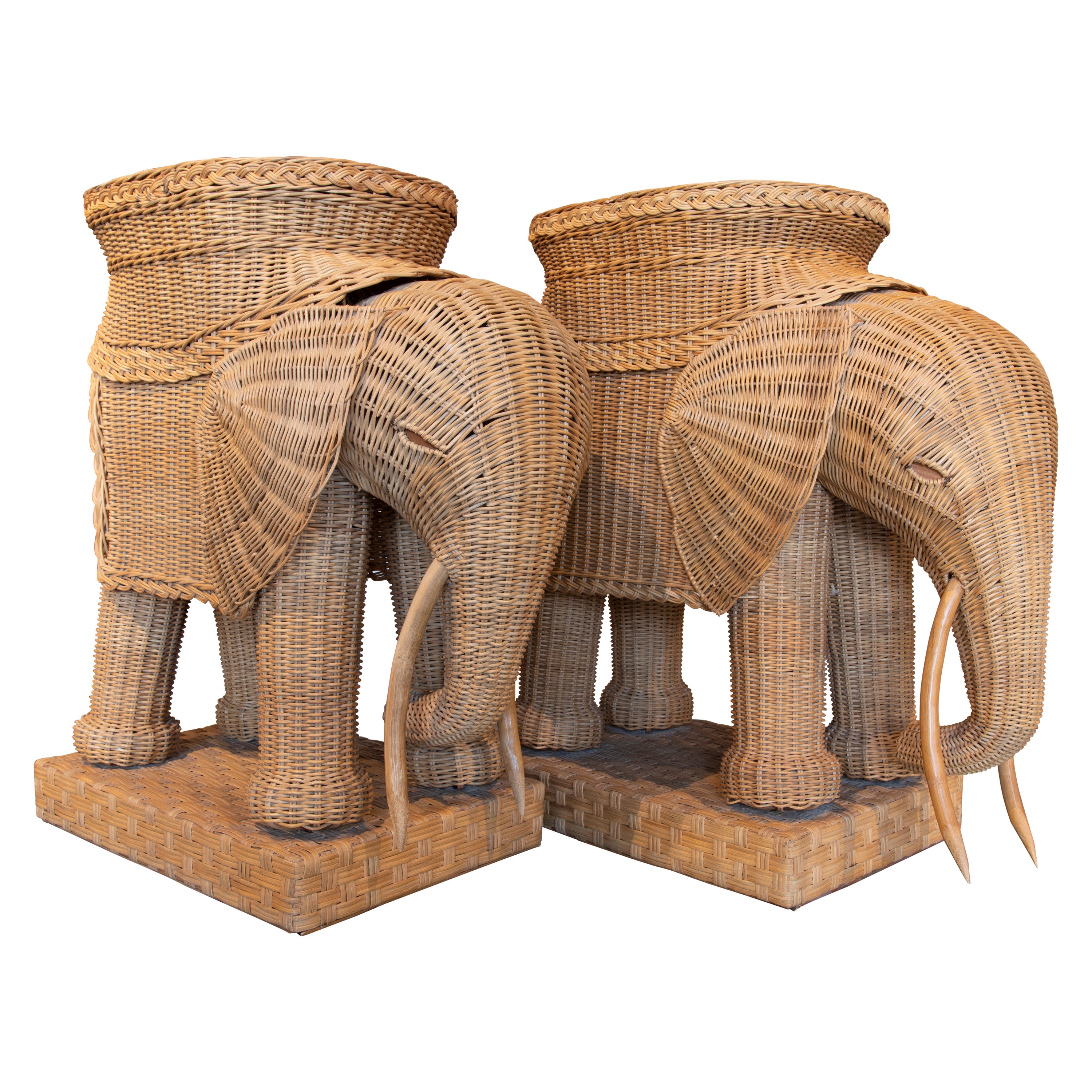 1970s Pair of Spanish Hand Woven Wicker Elephant Pedestal Side Tables For Sale