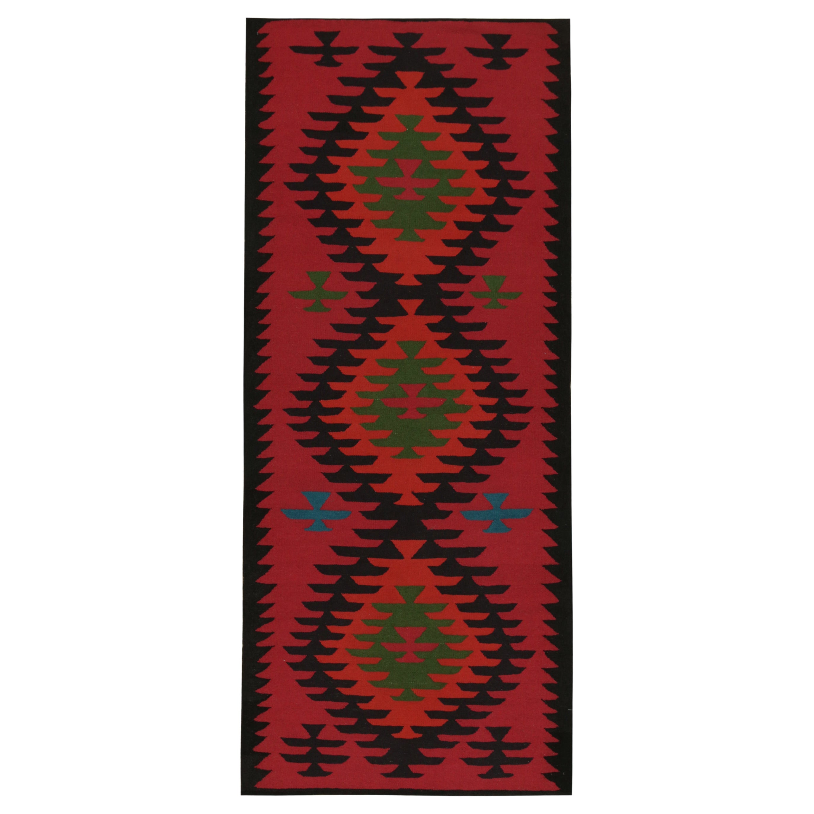 Tapis Kilim persan tribal vintage rouge avec motifs de médaillons - par Rug & Kilim