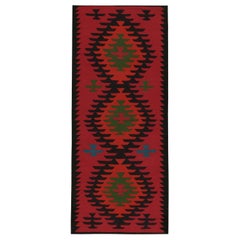 Tapis Kilim persan tribal vintage rouge avec motifs de médaillons - par Rug & Kilim