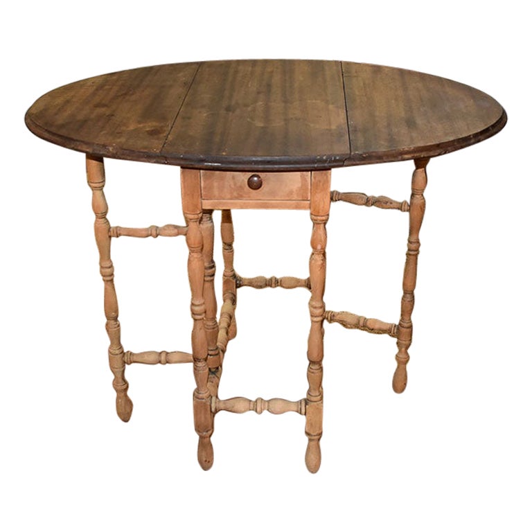 Table d'appoint Imperial Furniture à pieds pliants en bois et pieds tournés avec tiroir en vente