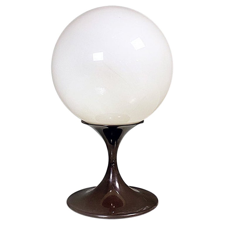 Lampada da terra o da tavolo italiana A Space Age in plastica marrone e vetro opalino, anni '70