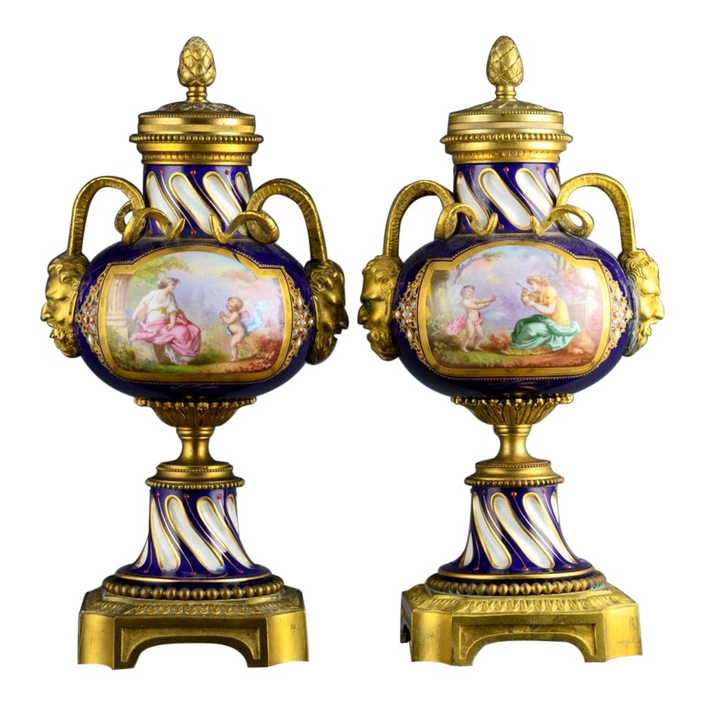 Cassolette in porcellana e bronzo dorato in stile francese Serves in vendita