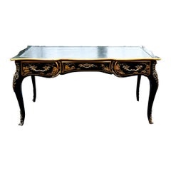 Bureau de style Louis XV par Baker Furniture Co. Avec montures en bronze