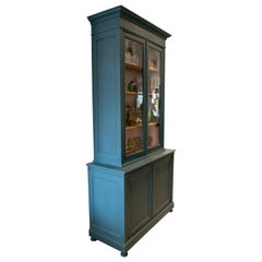 Vitrine en bois en deux parties avec portes en verre et peintes en bleu