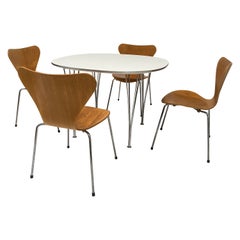 Arne Jacobsen 3107 Schmetterlingsstühle & Piet Hein Tisch Fritz Hansen, Dänemark