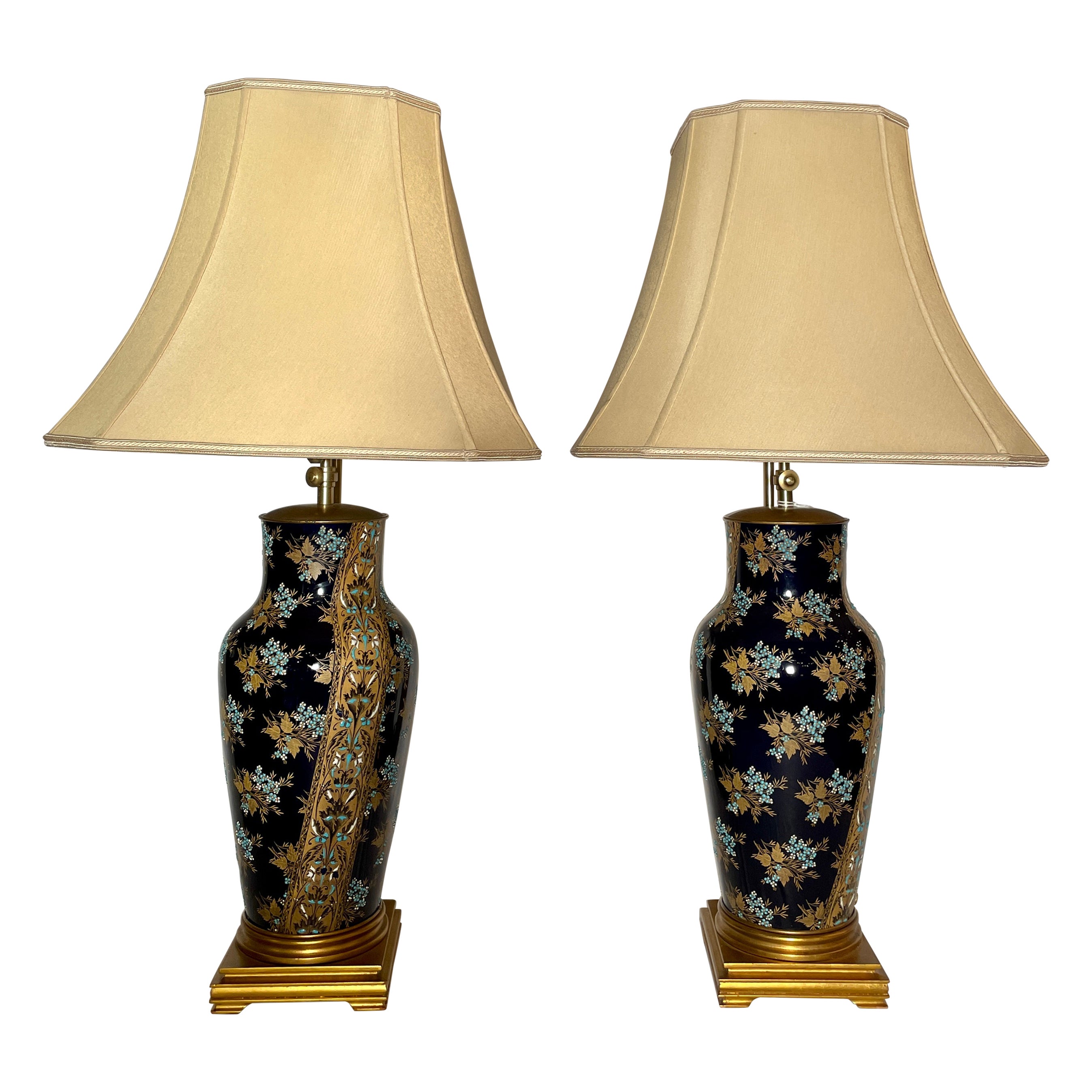 Paar antike französische Chinoiserie-Porzellanlampen, kobaltblau emailliert, um 1910 im Angebot
