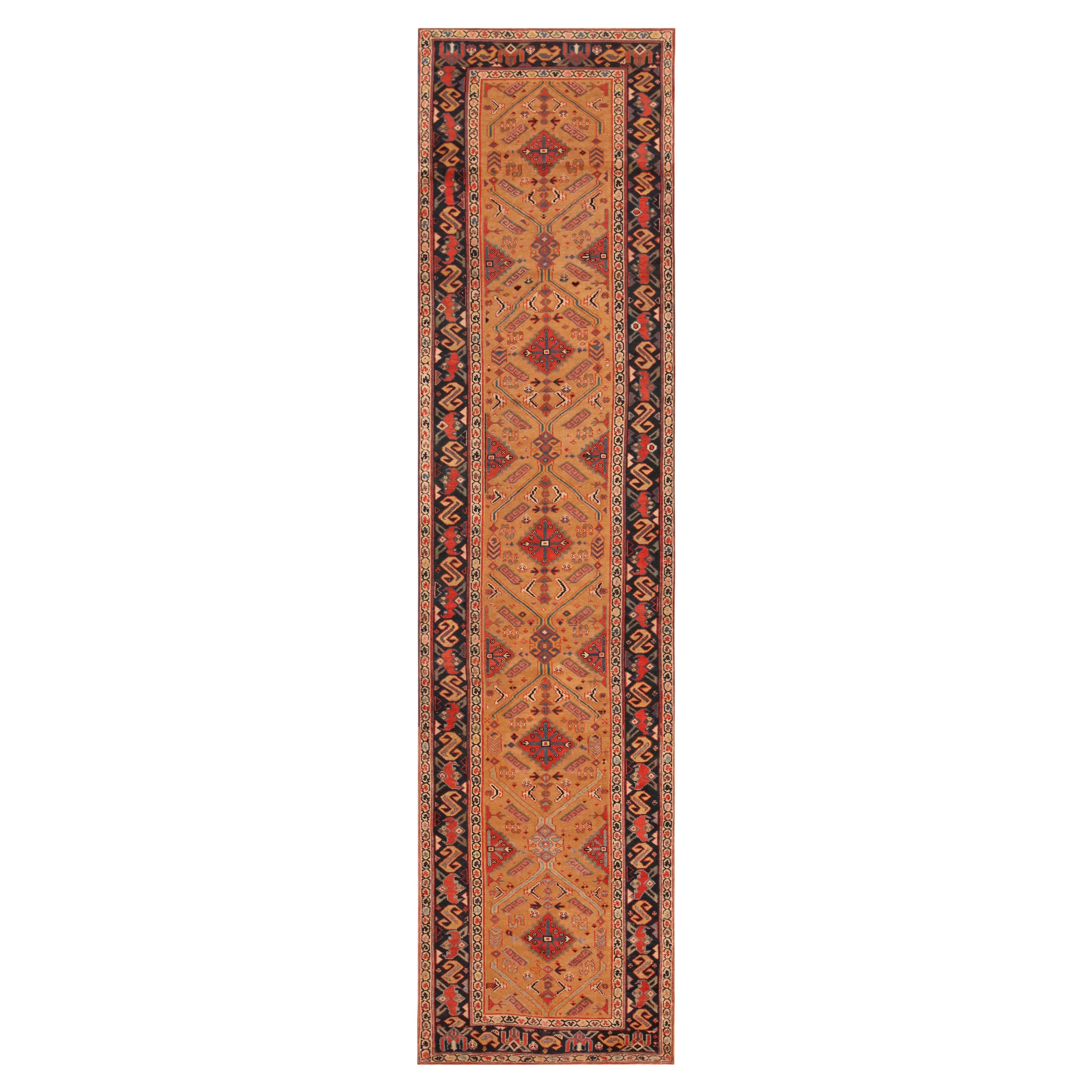 Tapis de couloir persan ancien du Nord-Ouest. 3 pieds 4 pouces x 13 pieds 2 pouces