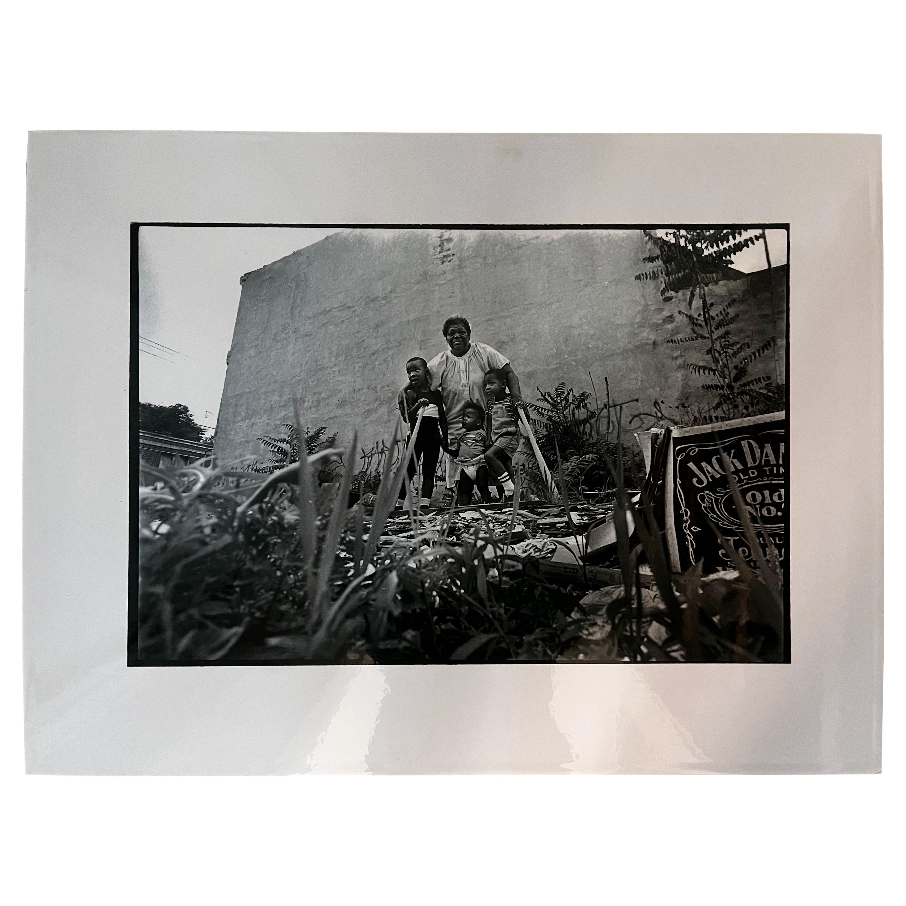 Foto in bianco e nero di una madre afroamericana e dei suoi figli