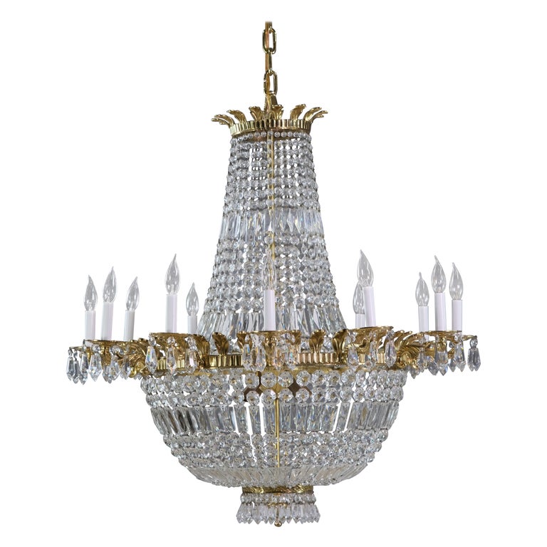 Lustre Empire de Waldorf Astoria en laiton poli et cristal, douze bras ...