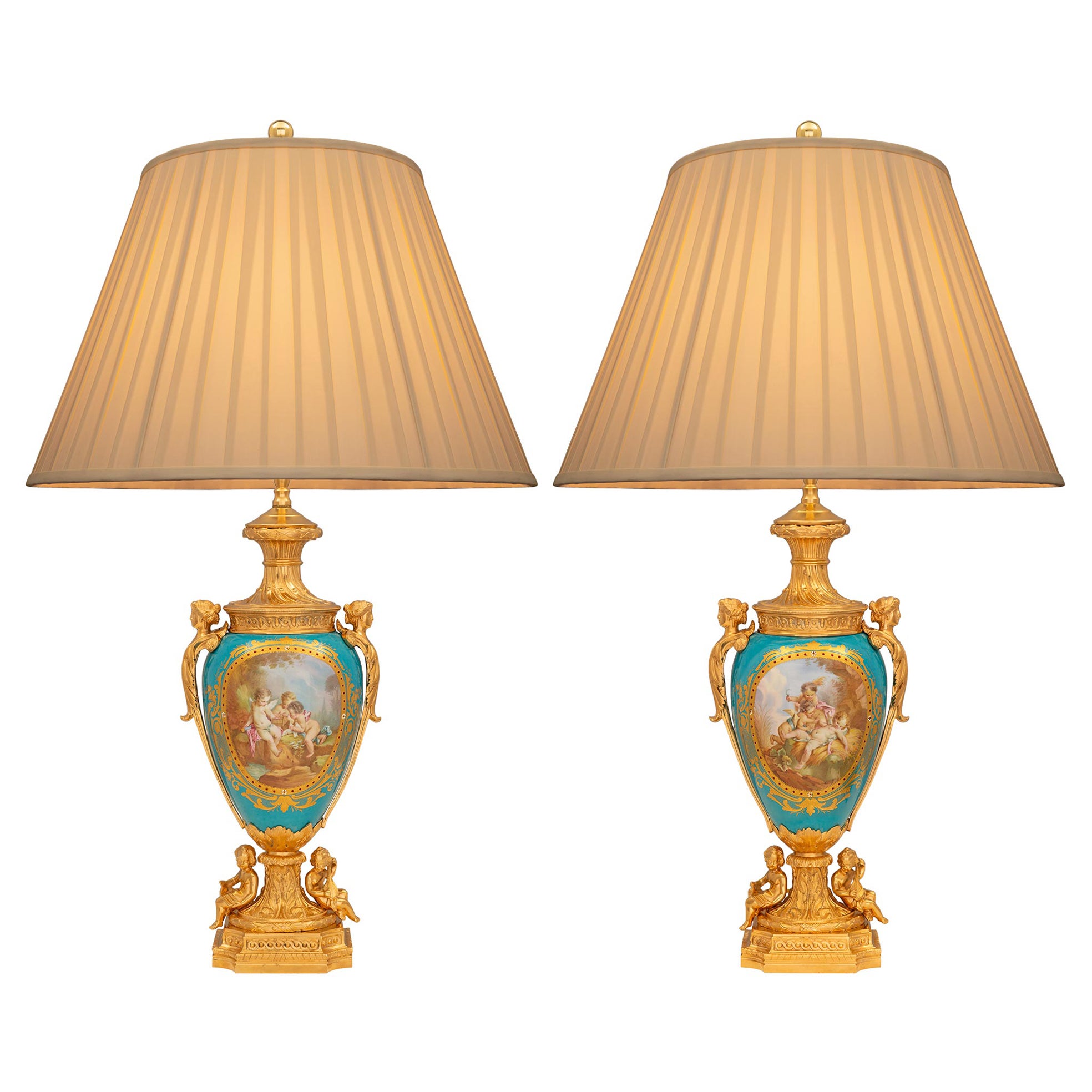 Paire de lampes en porcelaine de Svres et orfvrerie de style Louis XVI du XIXe sicle franais