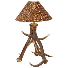 Drei Geweih-Tischlampe mit Partridge-Feder-Lampenschirm