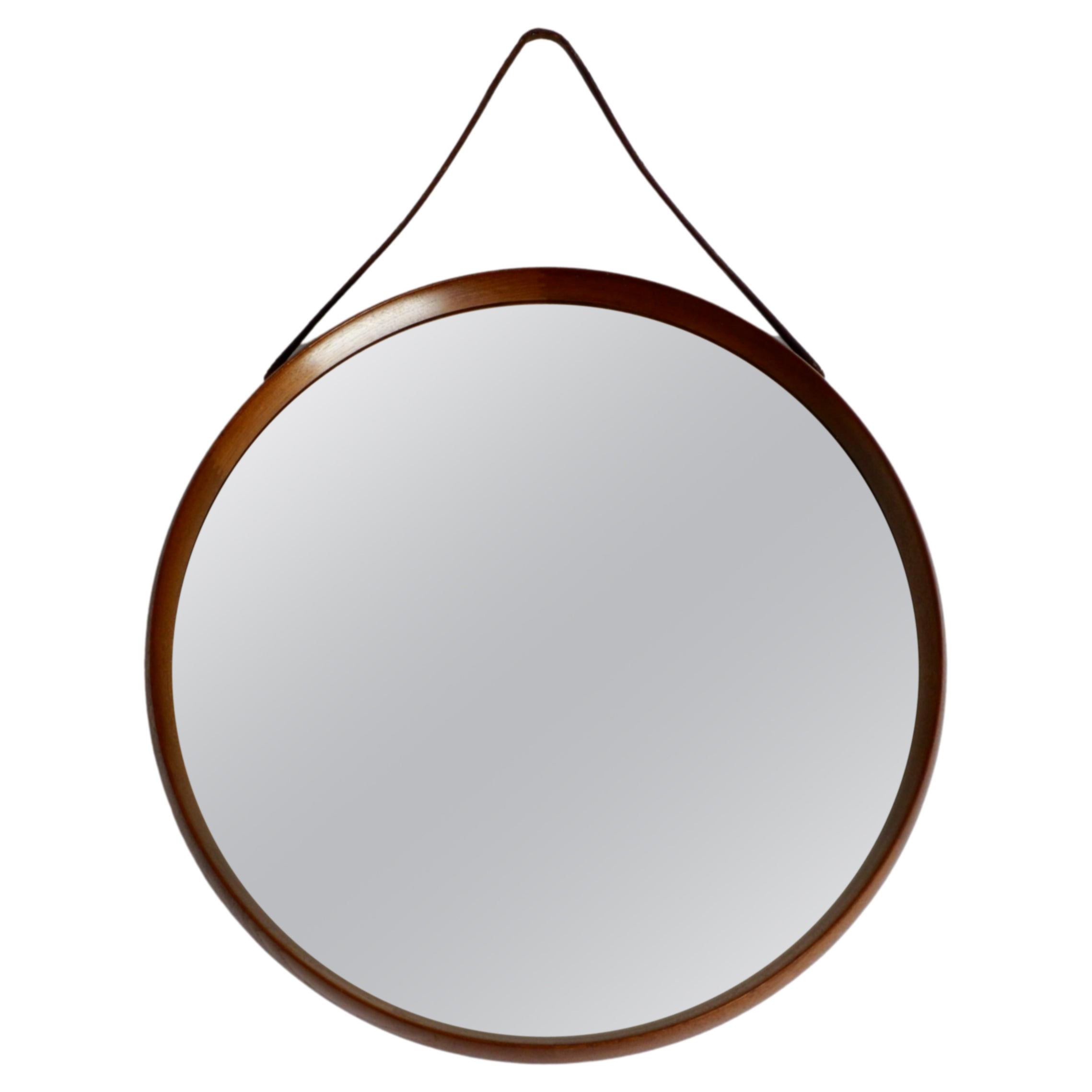 Miroir rond en teck avec sangles en cuir par Uno et Östen Kristiansson pour Luxus en vente