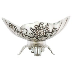 Plat  bonbons japonais ancien en argent sterling sur pied en forme de chrysanthme