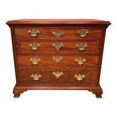 Commode anglaise en acajou du 18me sicle de style Chippendale avec tiroir de bureau