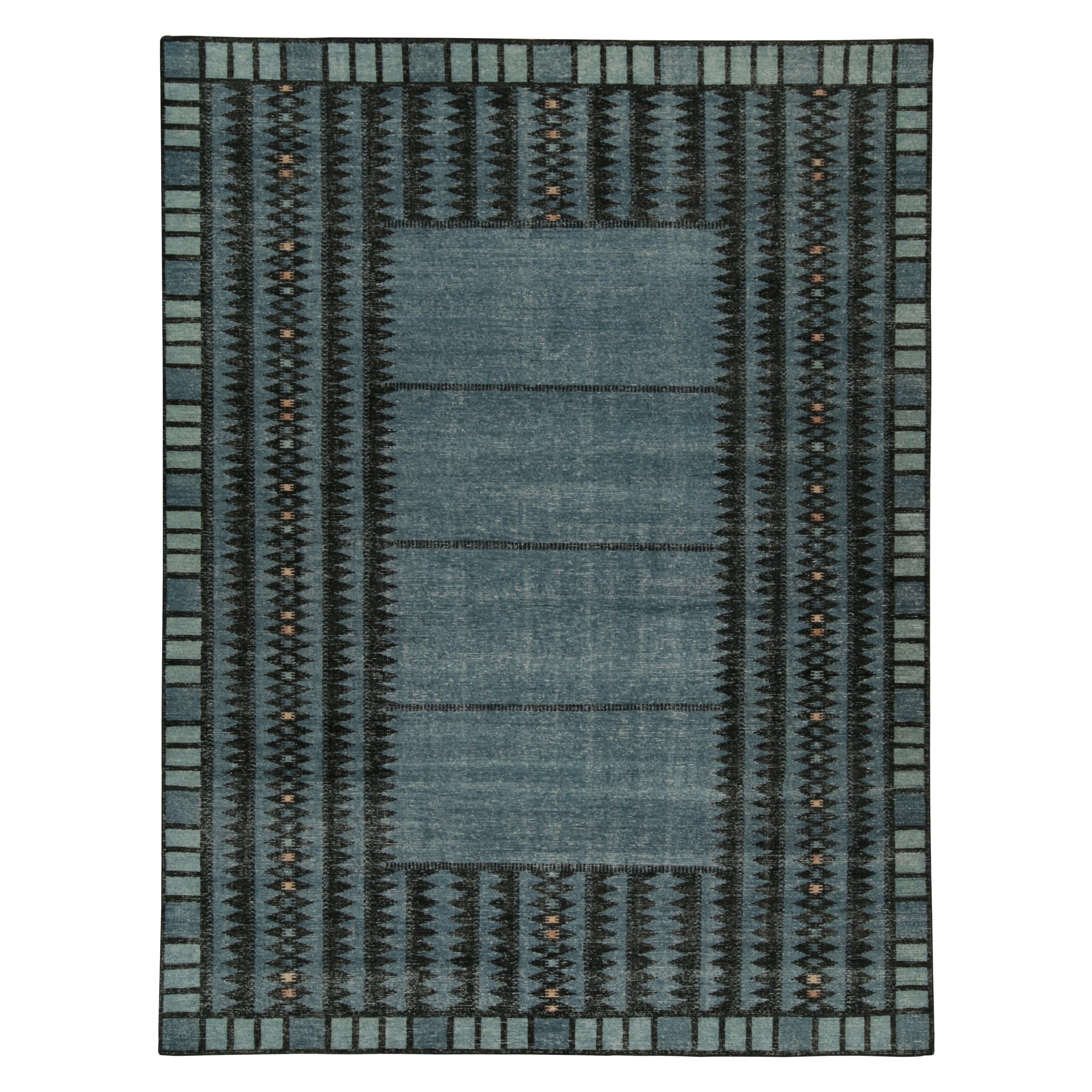 Rug & Kilim's Distressed Teppich im schwedischen Stil mit blauem und schwarzem geometrischem Muster