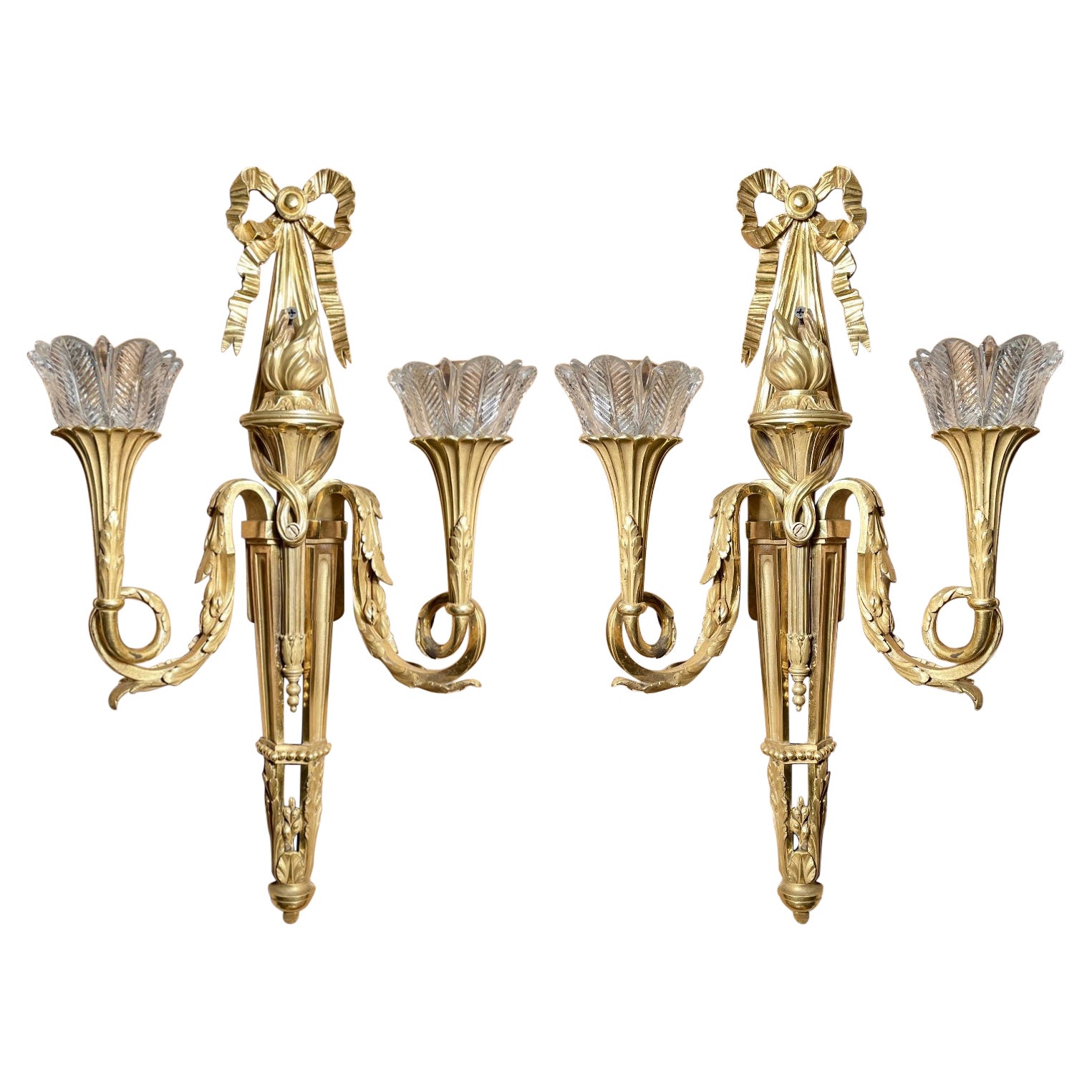 Paar antike französische Goldbronze-Wandleuchter im Louis-XVI.-Stil mit Baccarat-Kristall Bobeches im Angebot
