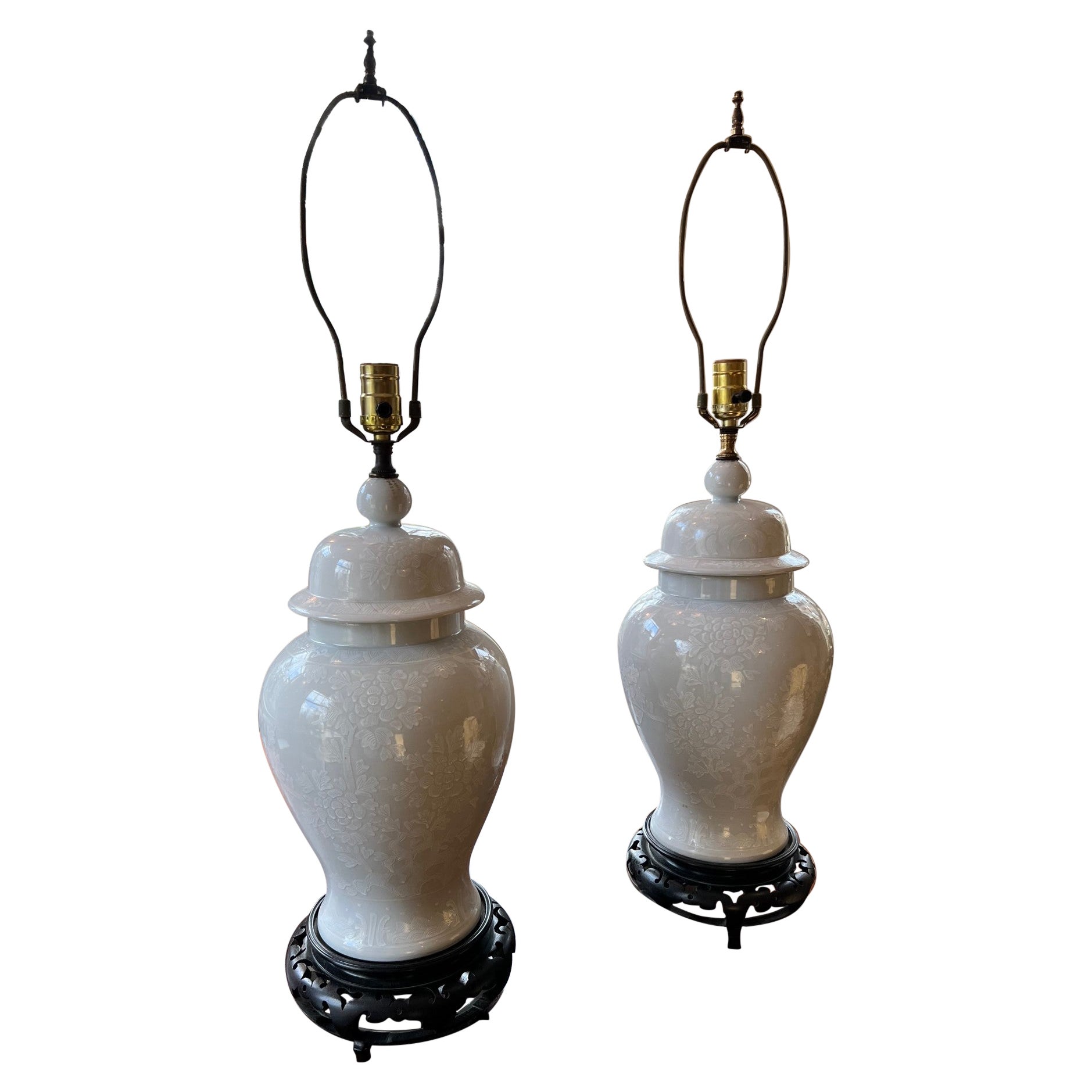 Lampes en forme de jarre à gingembre en porcelaine blanche vintage avec décoration florale blanche  en vente