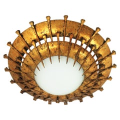 Lámpara francesa Sunburst con diseño de clavos, hierro dorado, cristal de leche