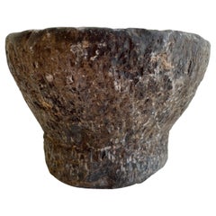 Vieux bol à mortier en pierre