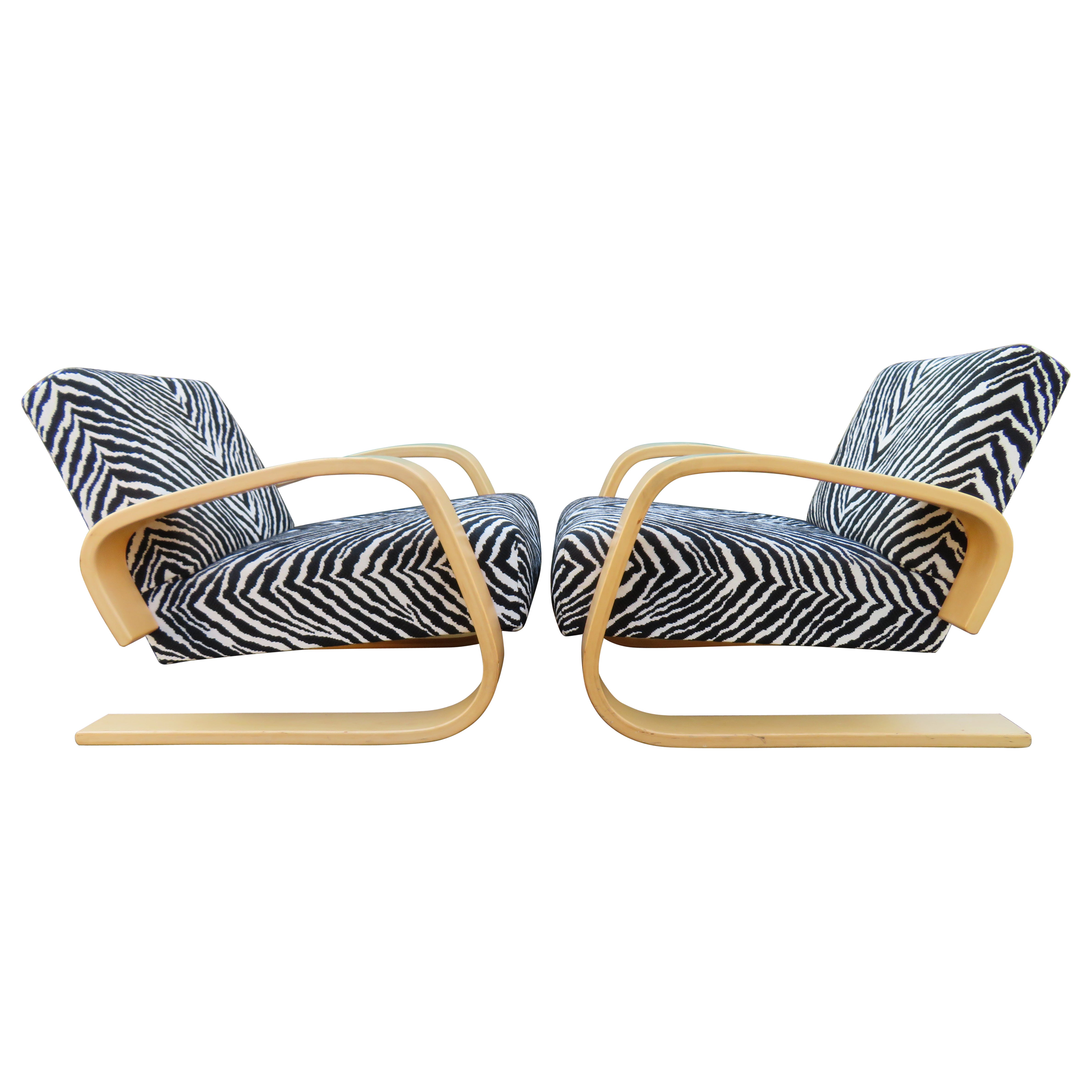 Fabuleuse paire de chaises débardeur Alvar Aalto 400 à imprimé zébré de Artek Mid-Century