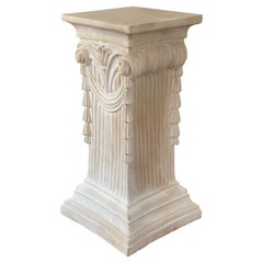 Piédestal colonnaire néoclassique postmoderne en plâtre cannelé avec guirlande drapée