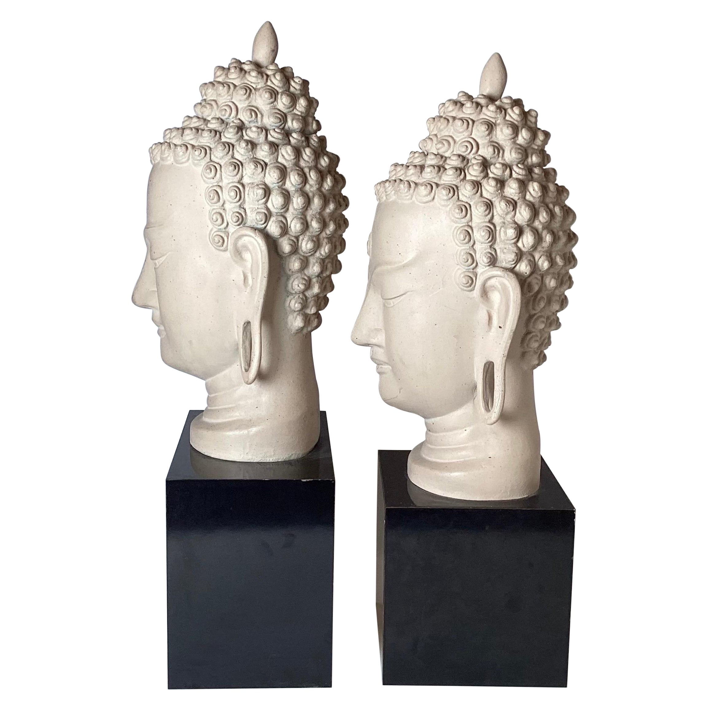 Paire de têtes de Bouddha du milieu du XXe siècle en vente