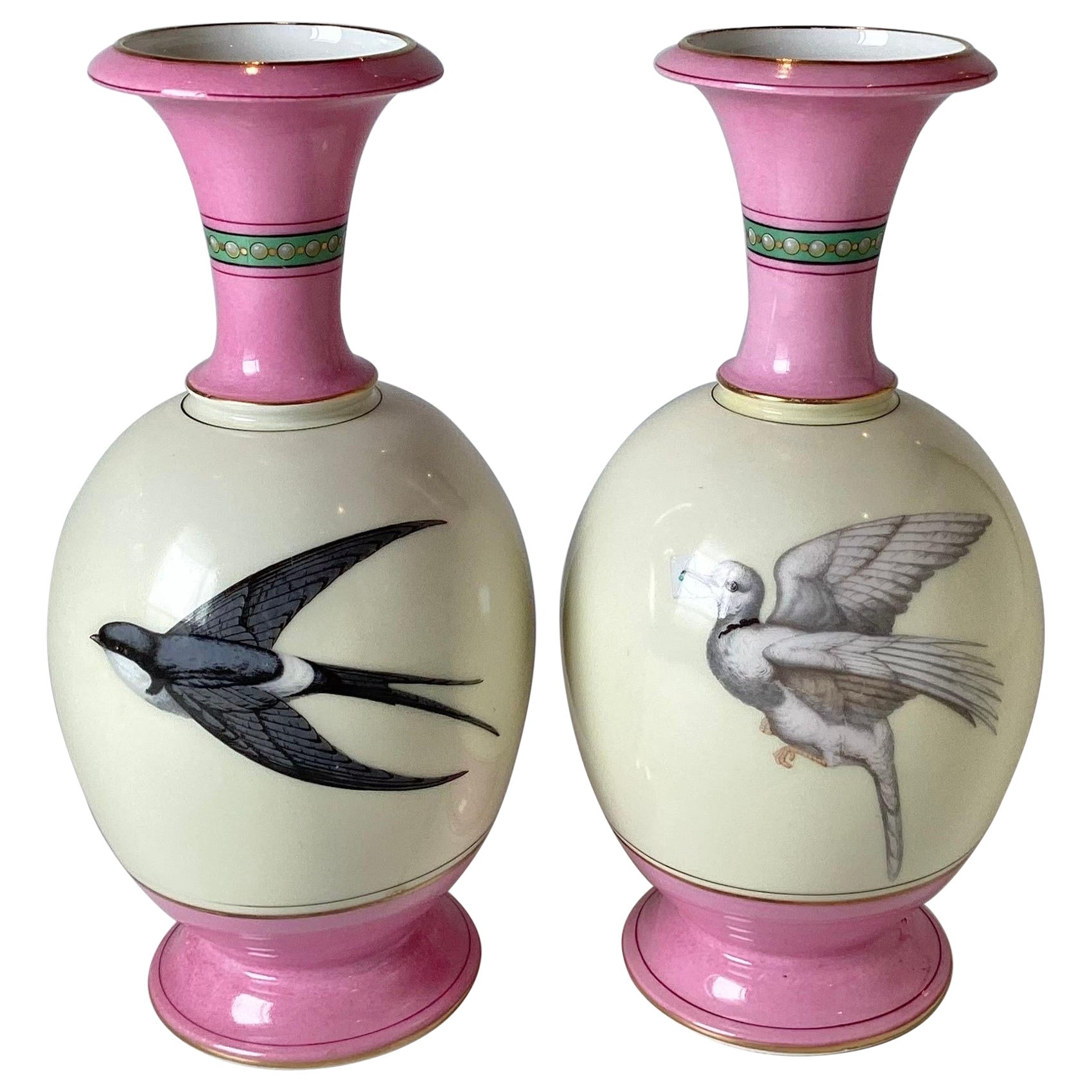Paire de vases oiseaux en porcelaine de Paris vers 1880 en vente
