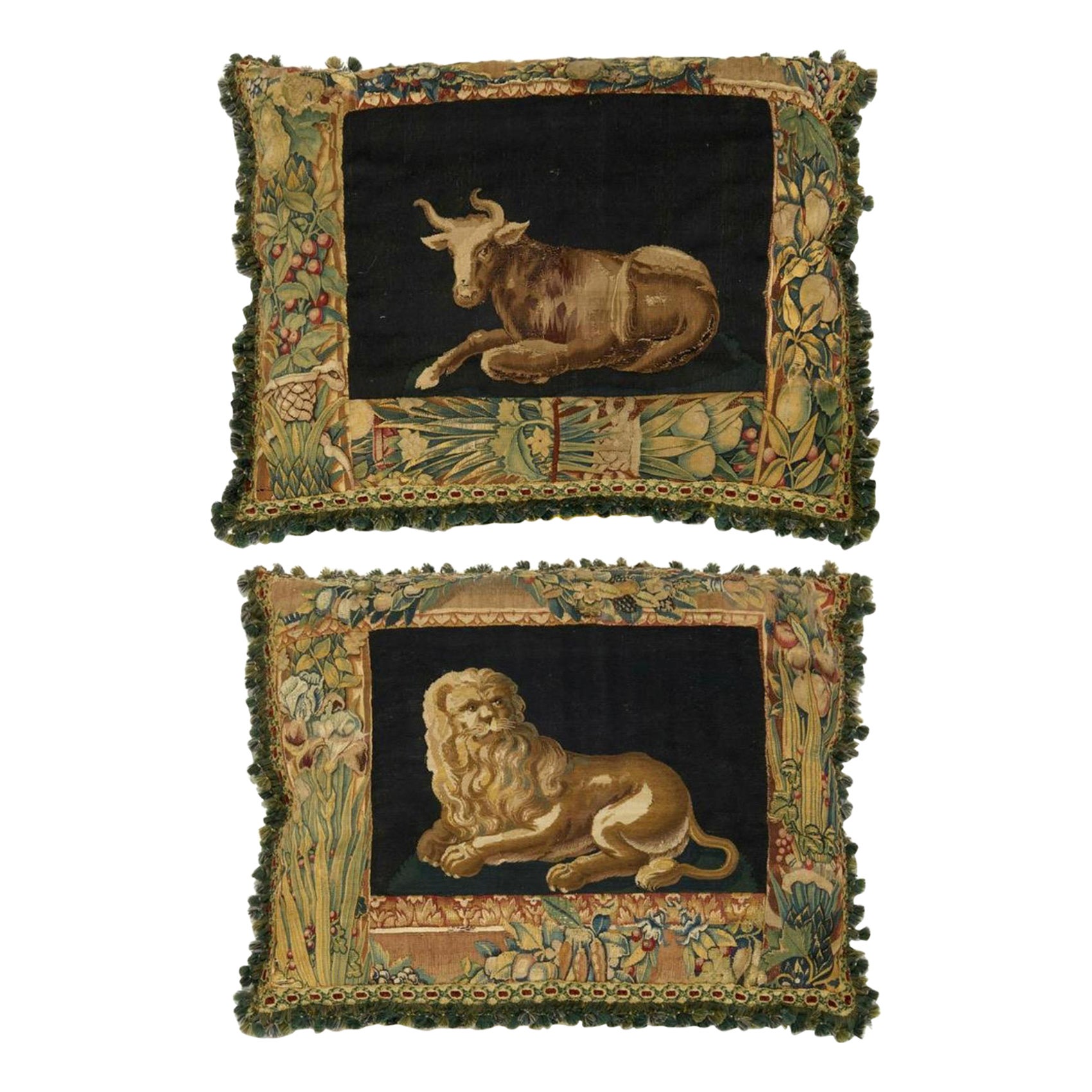 Paar große antike Brüsseler Kissen aus dem 18. Jahrhundert mit Tieren, Löwe und Stier im Angebot