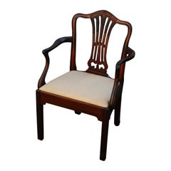 Englischer georgianischer Hepplewhite-Sessel aus geschnitztem Mahagoni mit khnen Proportionen