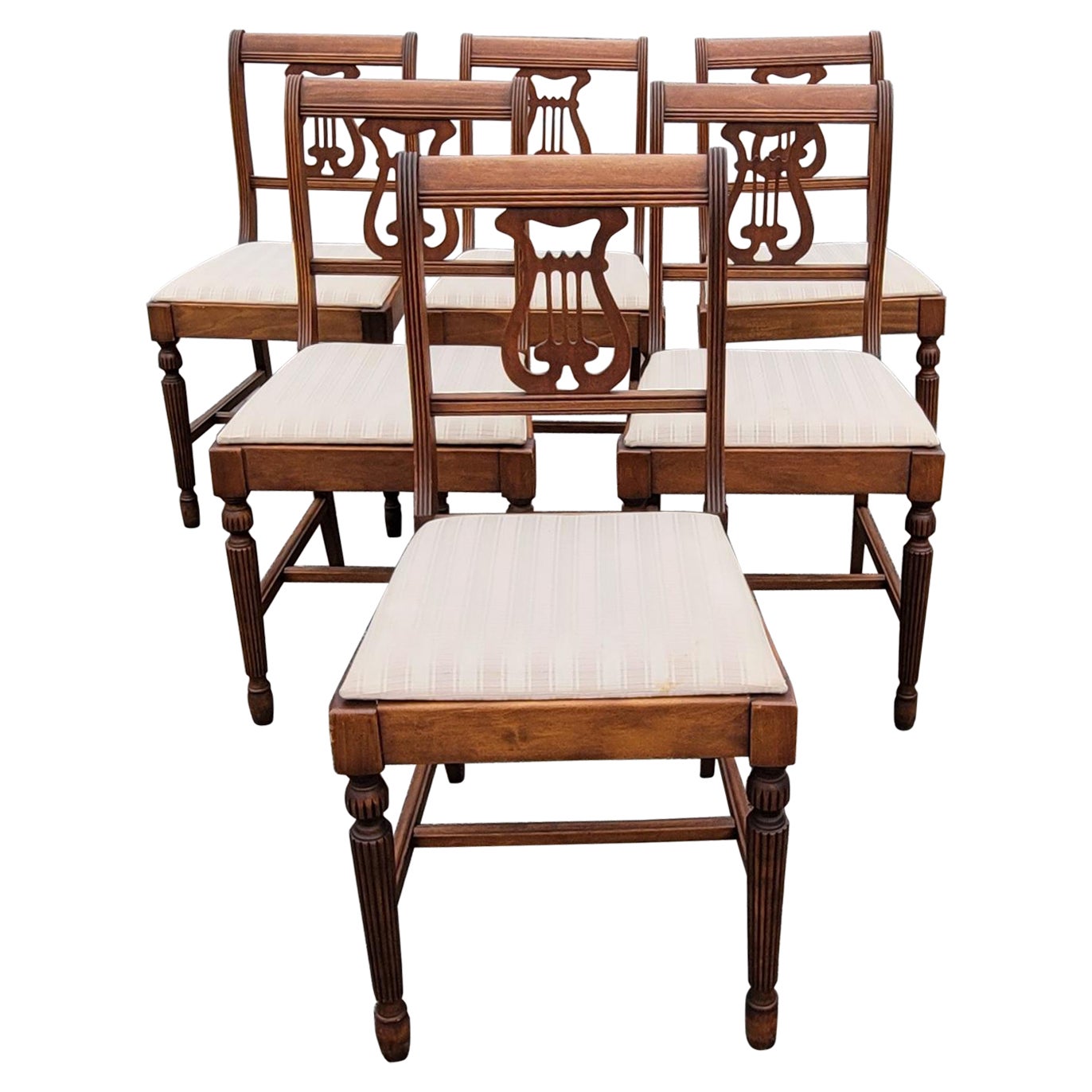 Ensemble de six chaises de salle à manger en acajou et tapisserie à dossier en forme de lyre datant des années 1930.