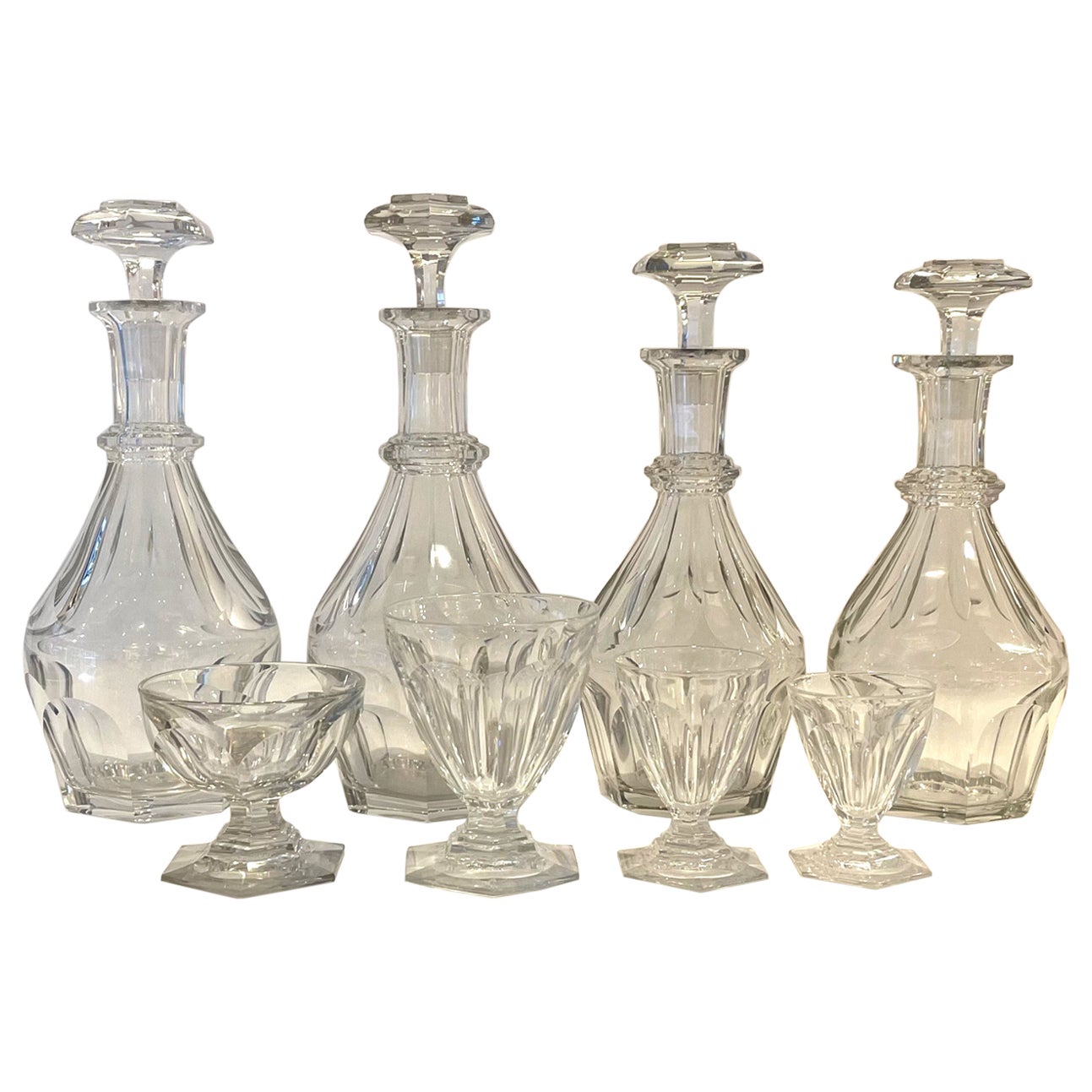 52 pièces de verres à pied en cristal de Baccarat avec carafes, modèle Bourbon