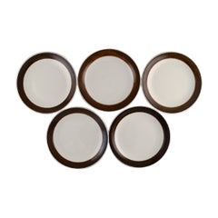 Hertha Bengtson pour Rrstrand, cinq assiettes plates Koka en grs