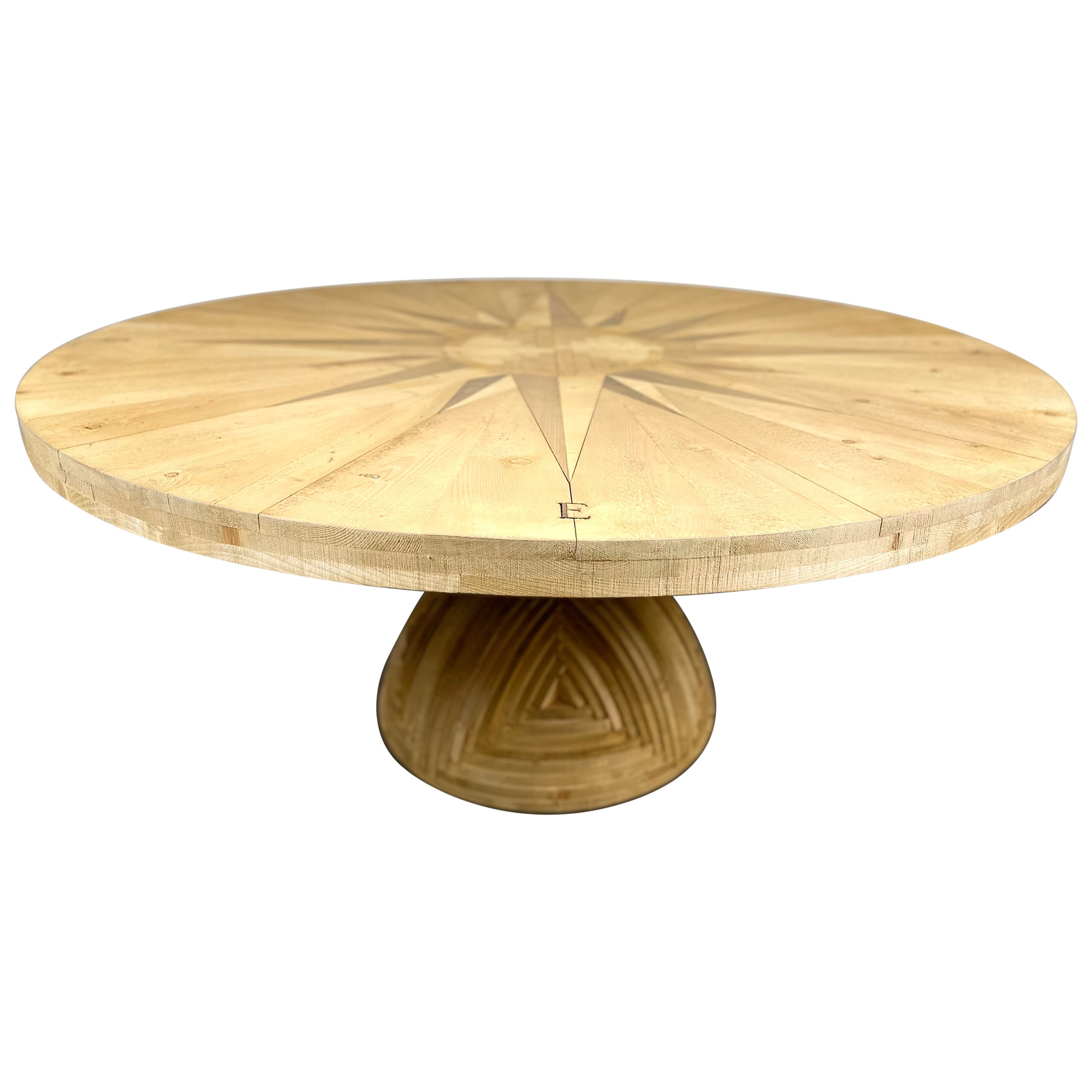 Tavolo 'La Rosa dei Venti' di Mario Ceroli Legno di pino con intarsi 
Prodotto da Poltronova, Italia, 1974.
Il marchio del produttore è contrassegnato dal fuoco sulla struttura del tavolo.

Questo magnifico tavolo ha un prezioso intarsio della Rosa