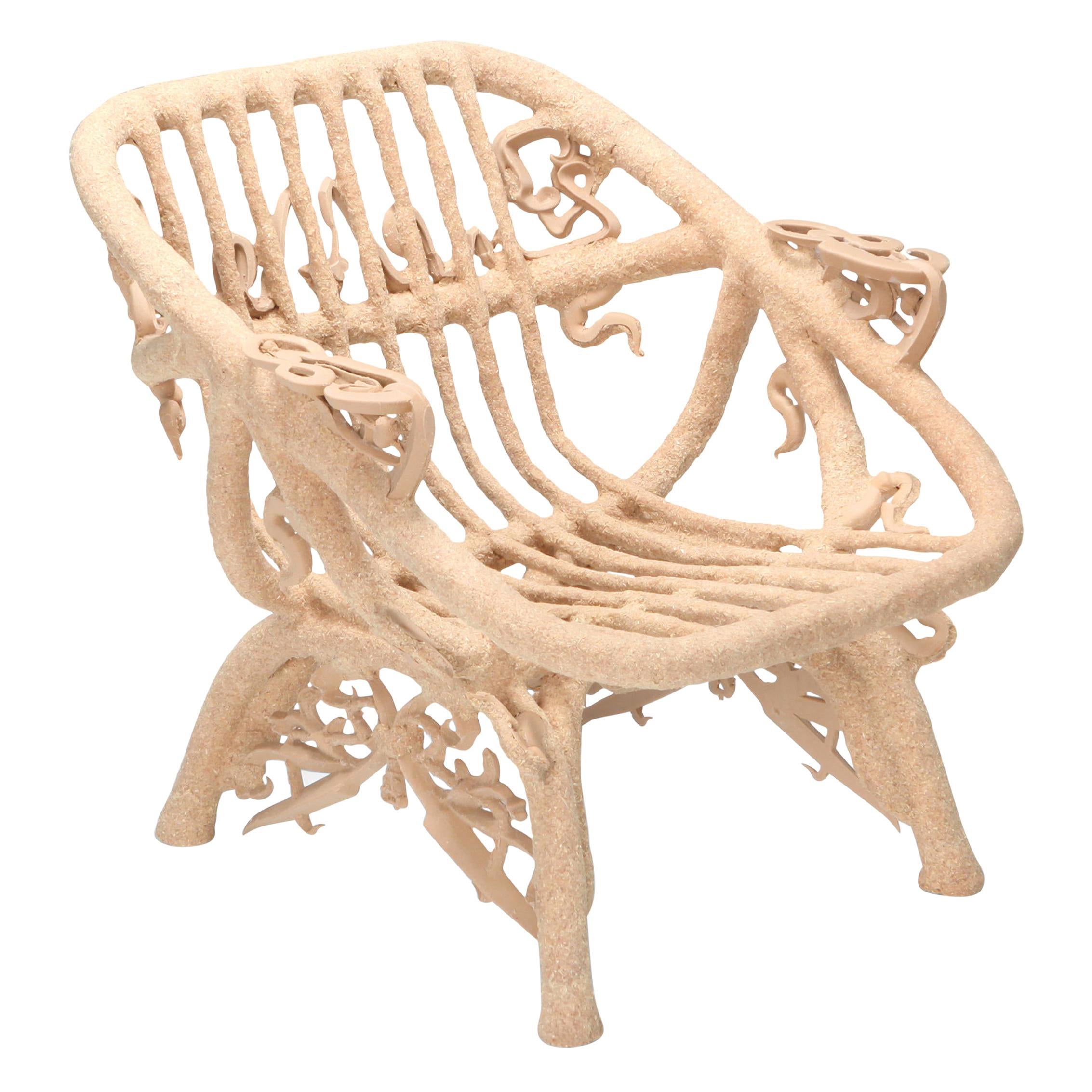 Holzstuhl „Goo Lounge Chair“ aus Holz mit ornamentalen Merkmalen, Schimmel & Schweikle