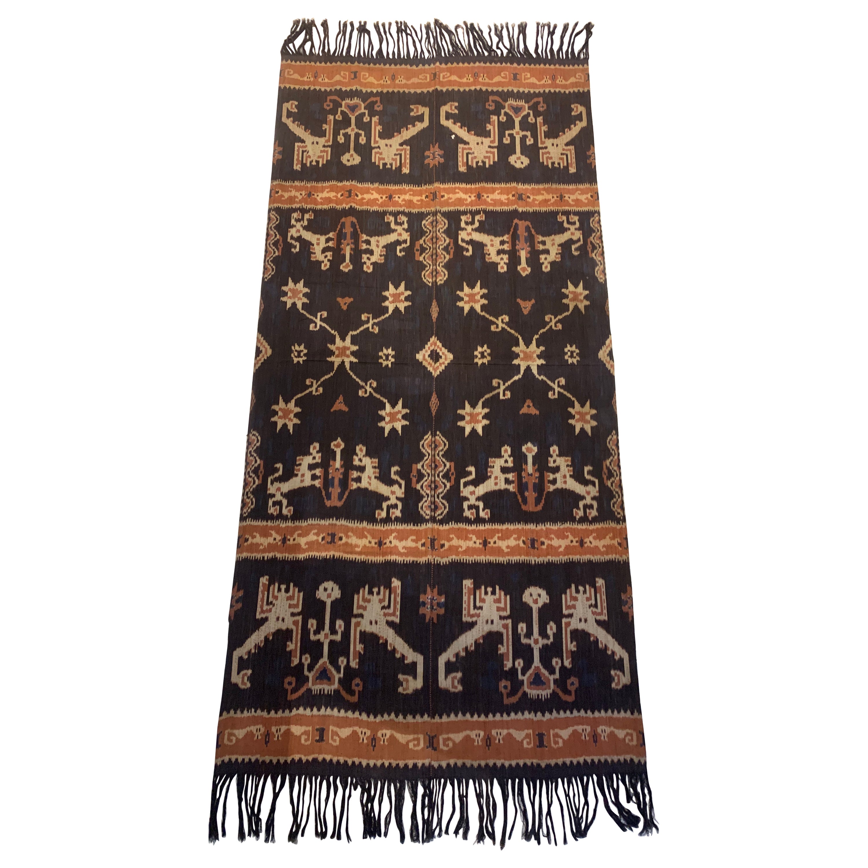 Ikat-Textil von Sumba-Insel mit atemberaubenden Stammesmotiven, Indonesien 