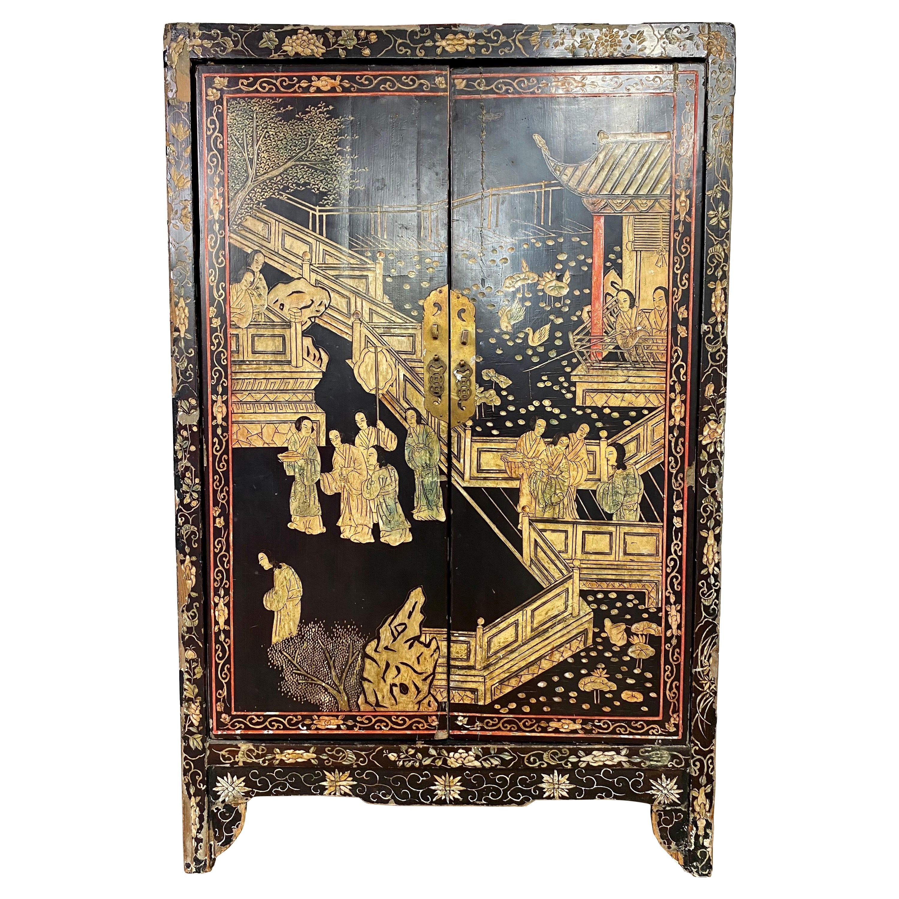 Petite armoire chinoise laquée noire 19ème siècle en vente