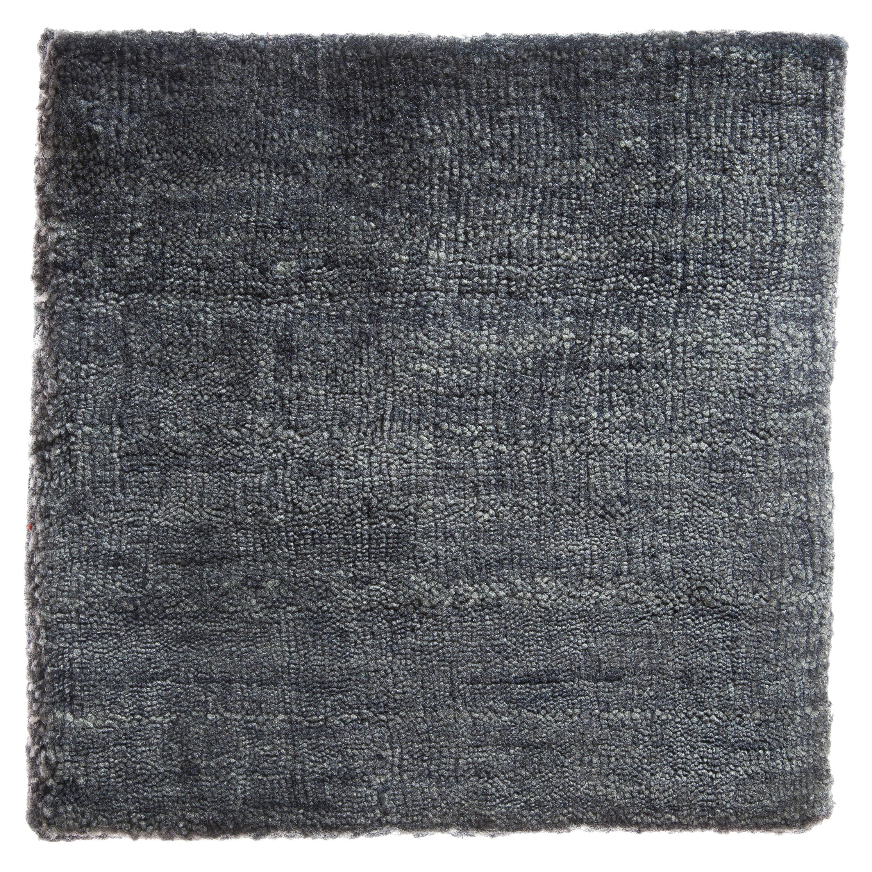 Minimalistischer handgewebter Teppich aus Bambusseide in runder Form in Neutralblau im Angebot