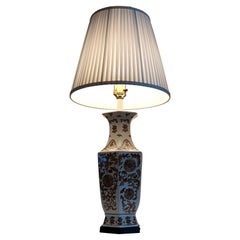 Lampe de table vintage en porcelaine ivoire et bronze peinte à la main en forme d'hexagone