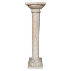 Colonne / The Pedestal Stand en marbre italien travertin, au design élégant et classique