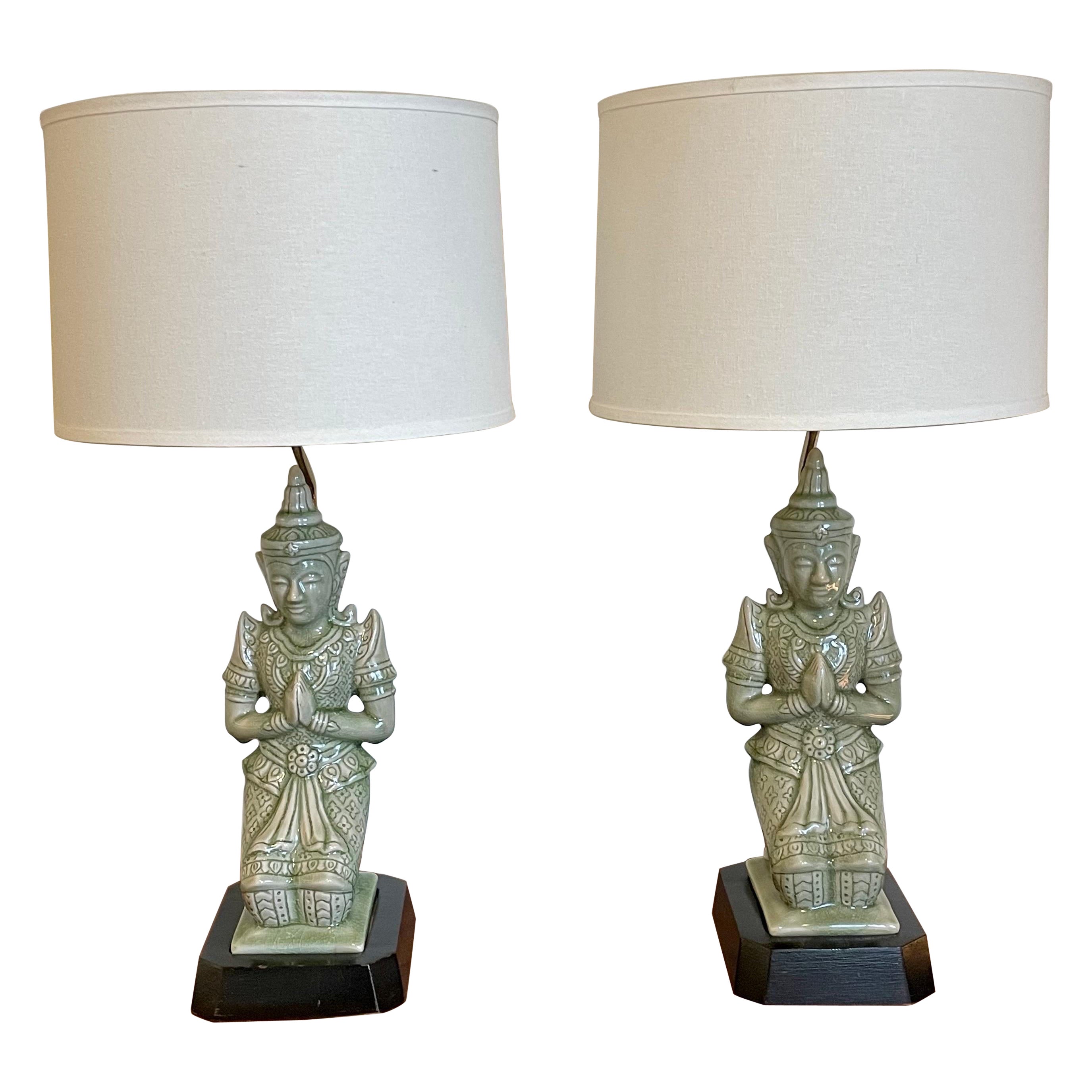 Paire de lampes de table Mid-Century en porcelaine vert menthe avec Bouddha assis sur base noire en vente