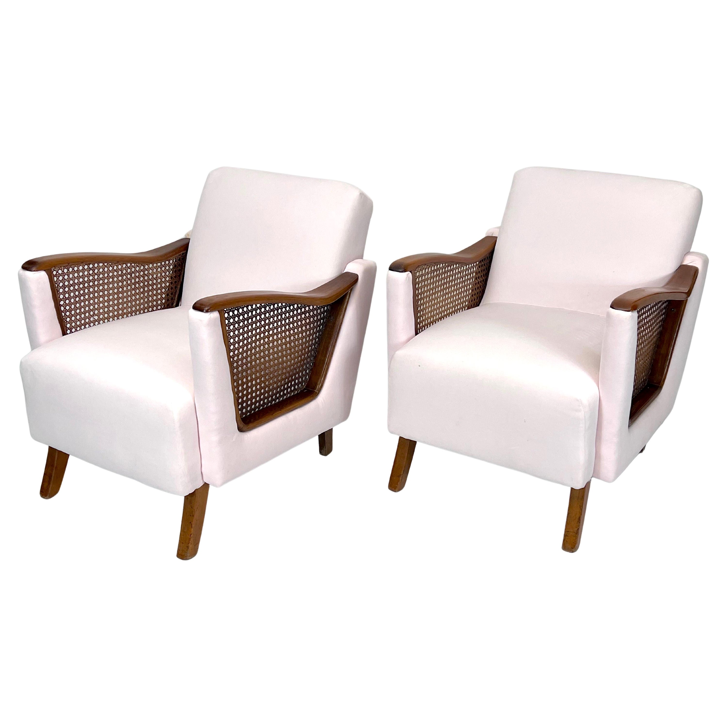 Ensemble de deux fauteuils italiens du milieu du siècle dernier en bois, rotin et velours rose en vente