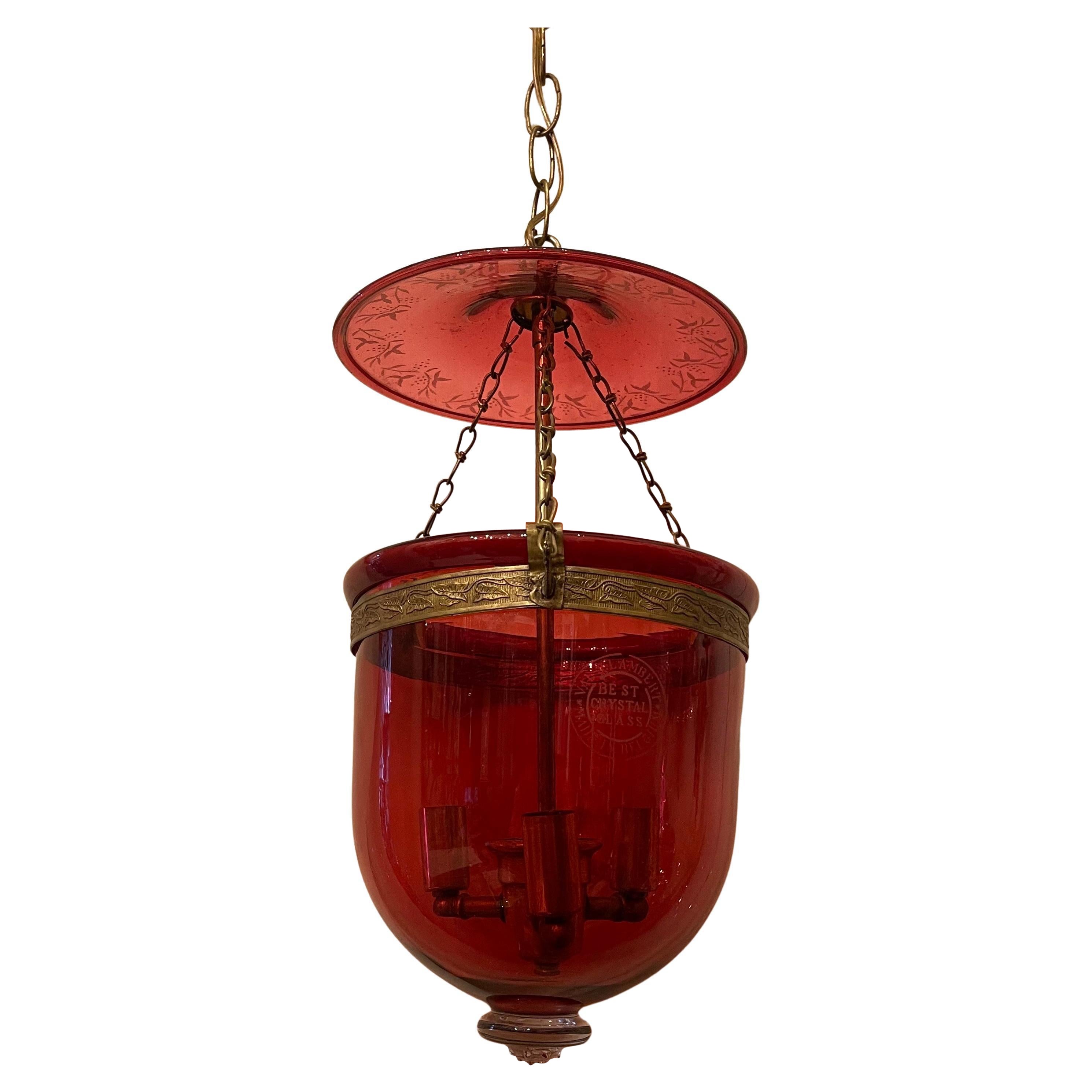 Wunderschöne Val Saint Lambert Preiselbeerrote geätzte Glas-Glockenglas-Laterne-Leuchte 