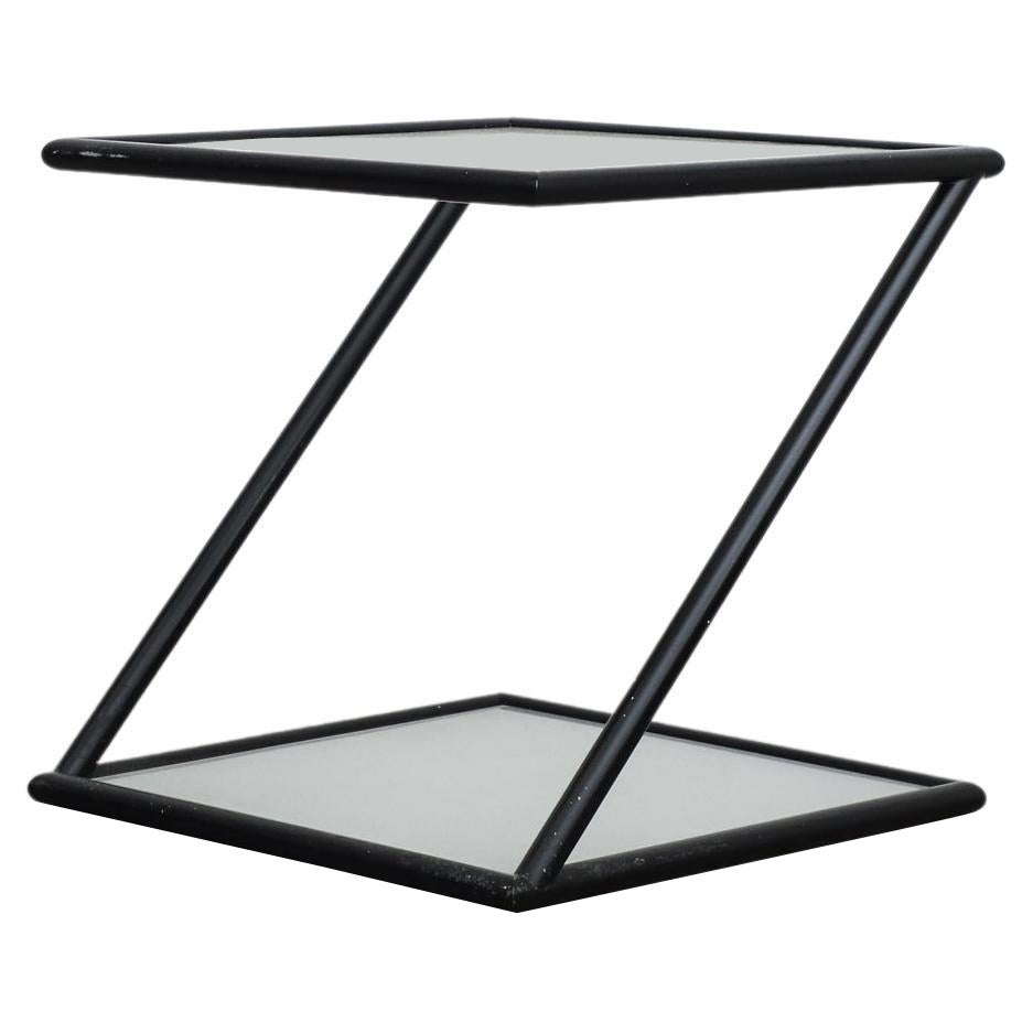 Harvink Zig Zag Beistelltisch mit schwarzem Gestell und Ablagen aus mattiertem Glas im Angebot