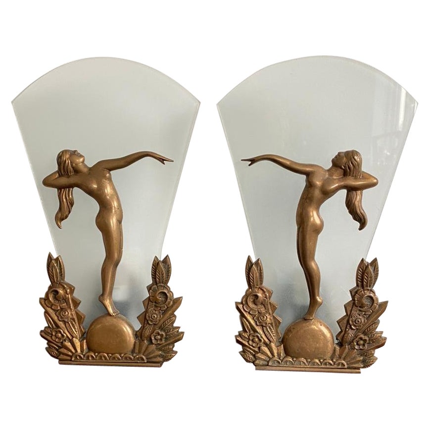 Paar dänische Art-Déco-Wandleuchter aus Bronze und mattiertem Glas im Angebot